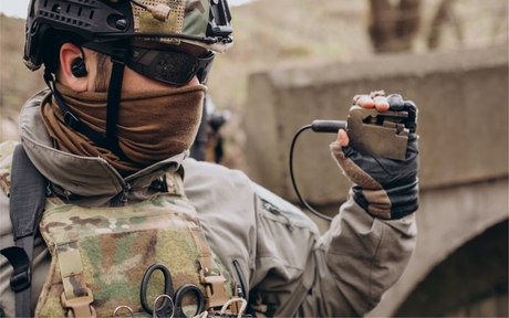 Боец в военной экипировке